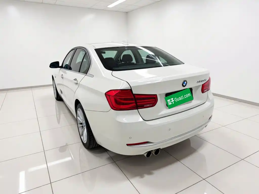 BMW 3 Series 2018 — фото 21