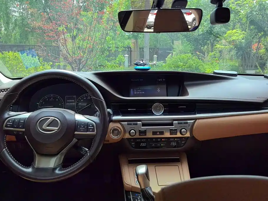 Lexus ES 2015 — фото 12