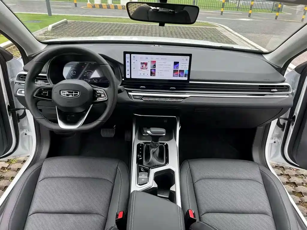 Geely Emgrand 2023