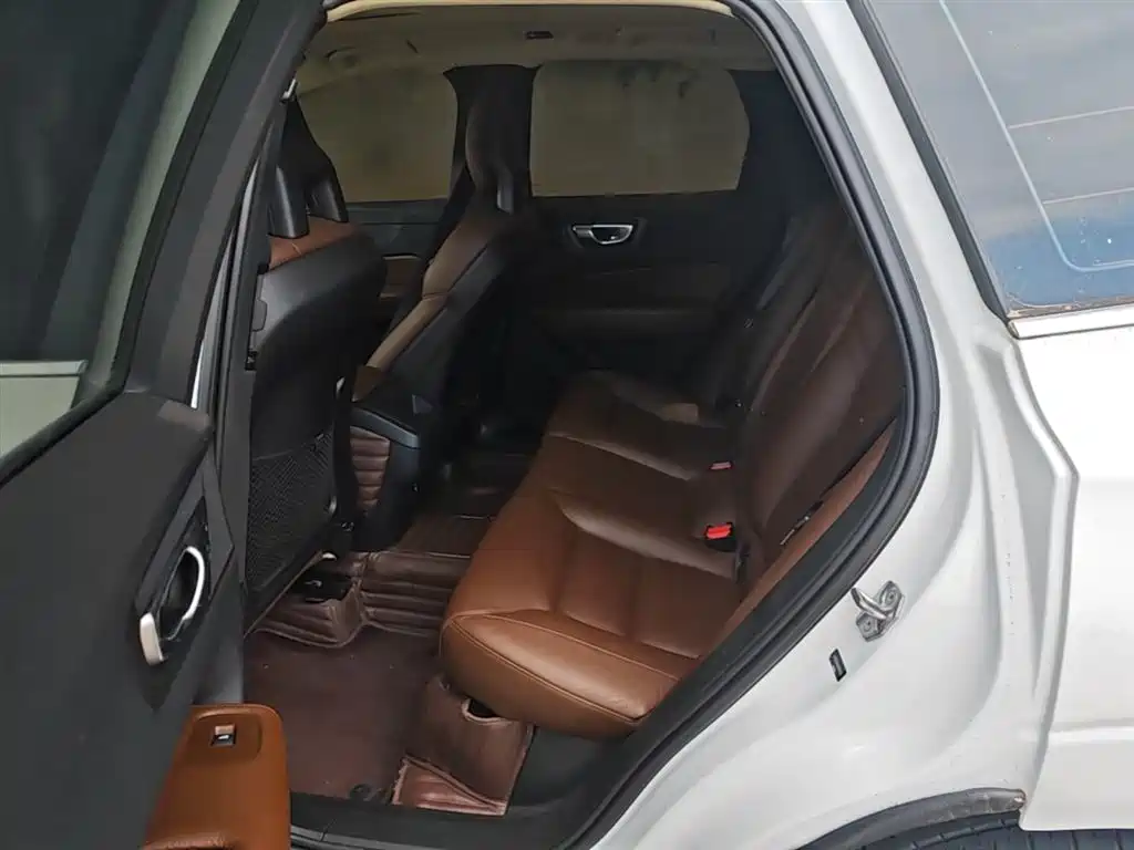 Volvo XC60 2018 — фото 17