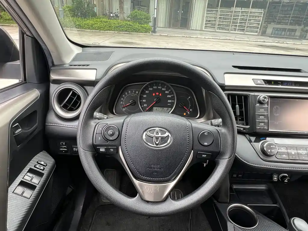 Toyota RAV4 2015 — фото 12