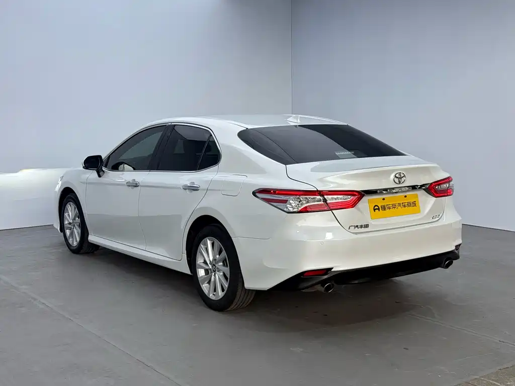 Toyota Camry 2023 — фото 4