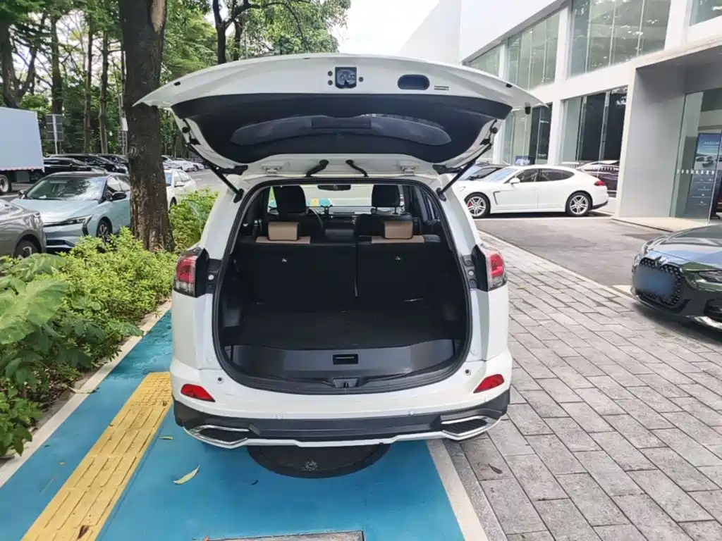 Toyota RAV4 2017 — фото 19