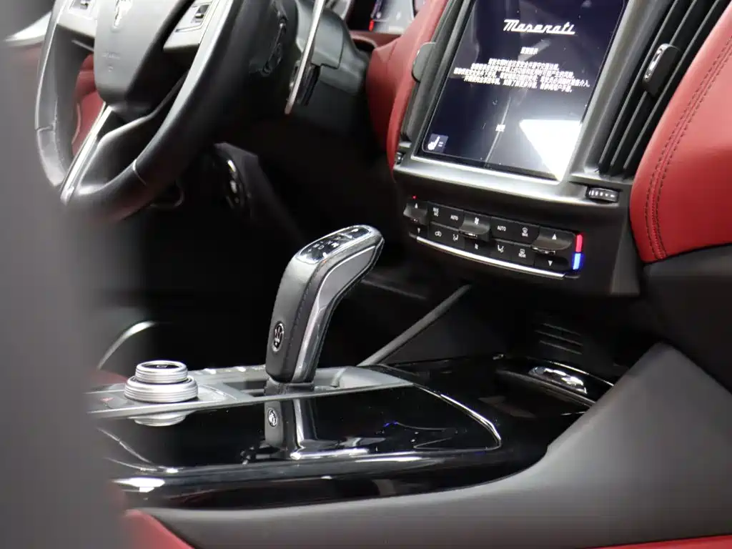 Maserati Levante 2023 — фото 17