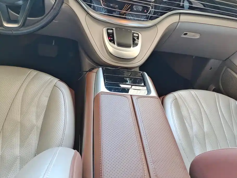 Mercedes-Benz V-Class 2023 — фото 16