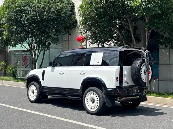 Land Rover Defender 2023