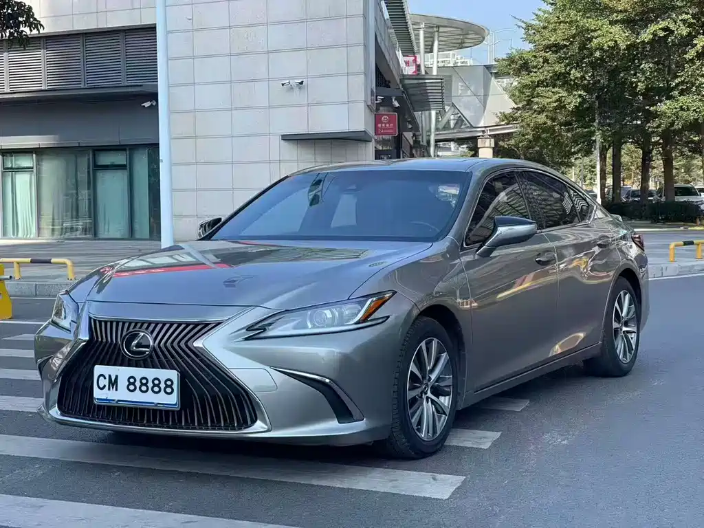 Lexus ES 2019 — фото 1
