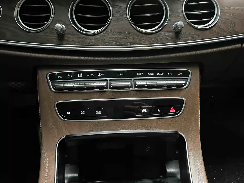 Mercedes-Benz E-Class 2022 — фото 10