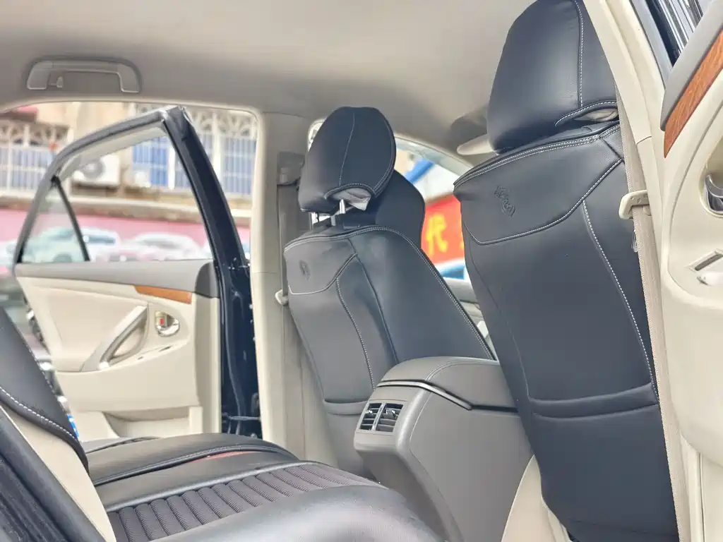 Toyota Camry 2010 — фото 16