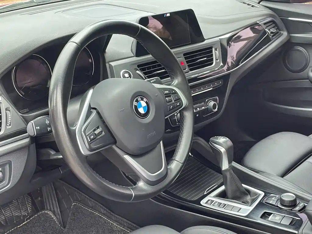 BMW 1 Series 2018 — фото 9