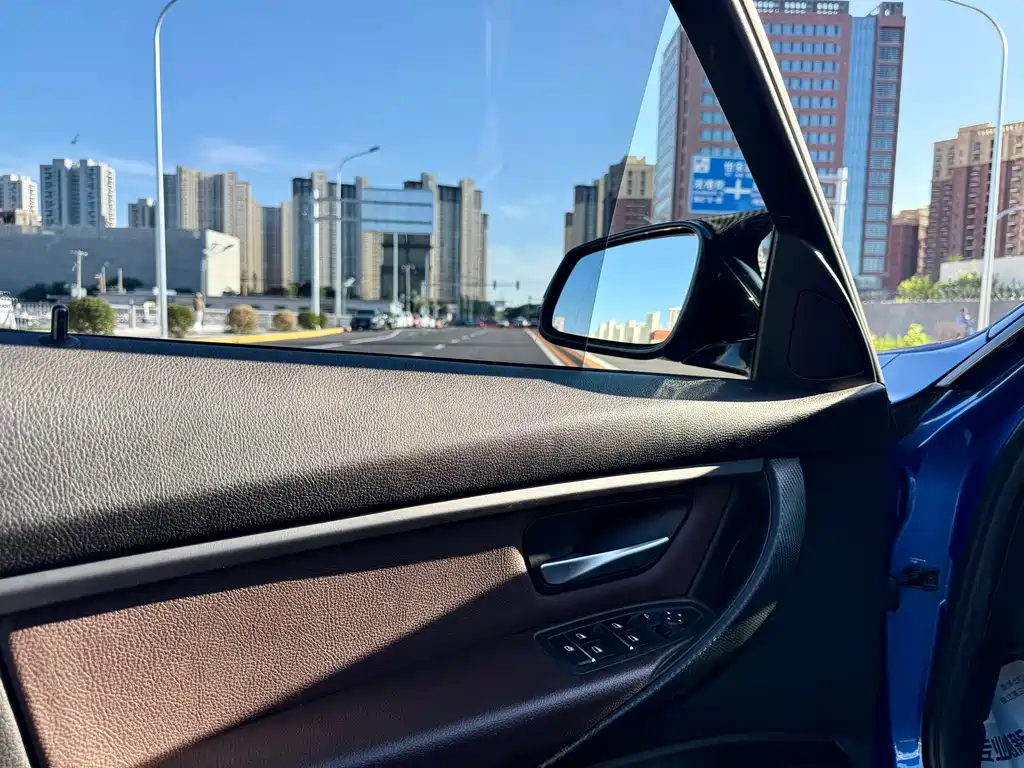BMW 3 Series 2018 — фото 10