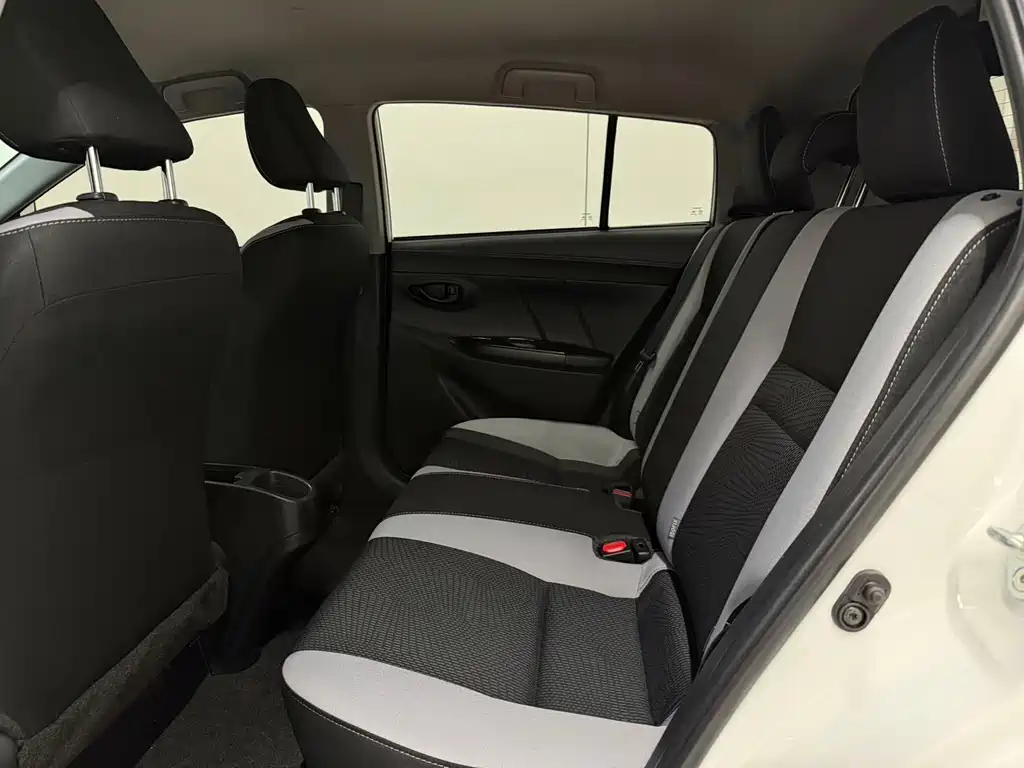 Toyota Yaris L 2023 — фото 10