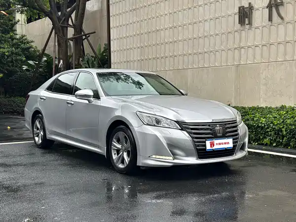 Toyota Crown 2015