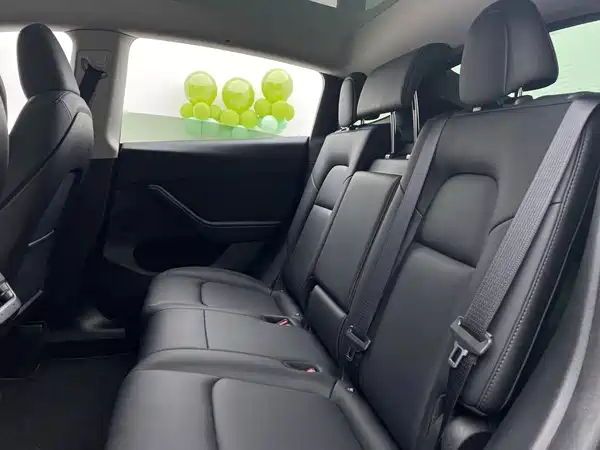 Tesla Model Y 2025