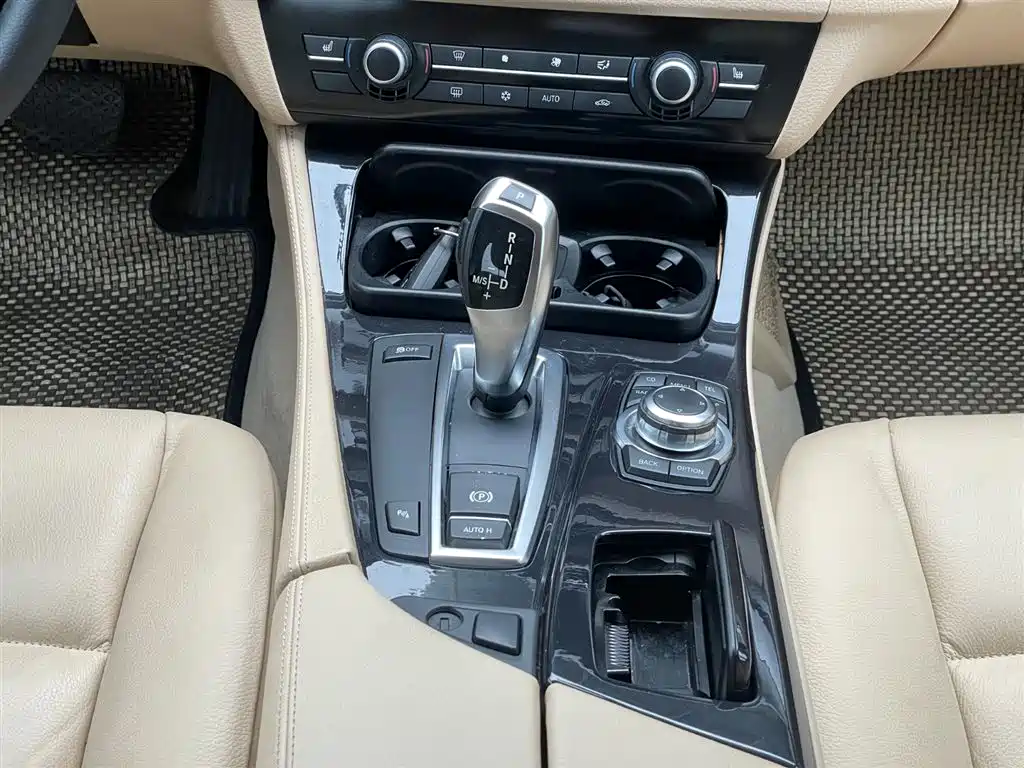 BMW 5 Series 2011 — фото 14