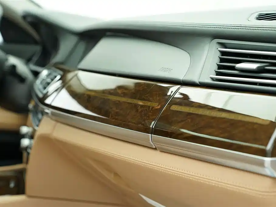 BMW 7 Series 2011 — фото 29