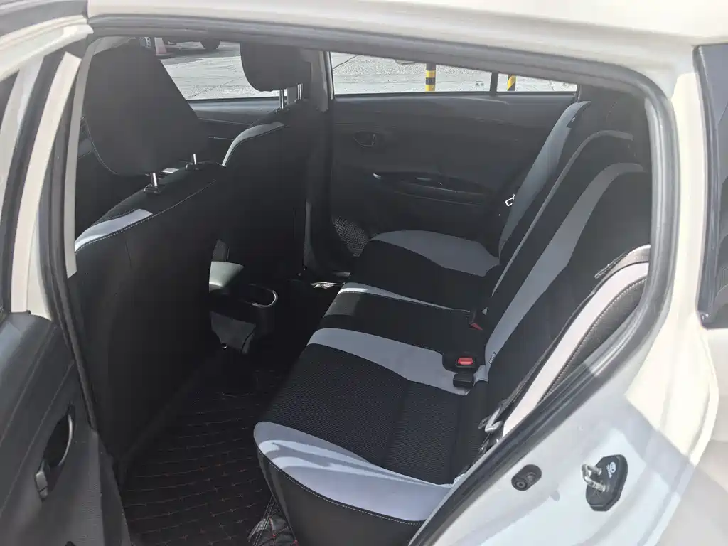 Toyota Yaris L 2020 — фото 8