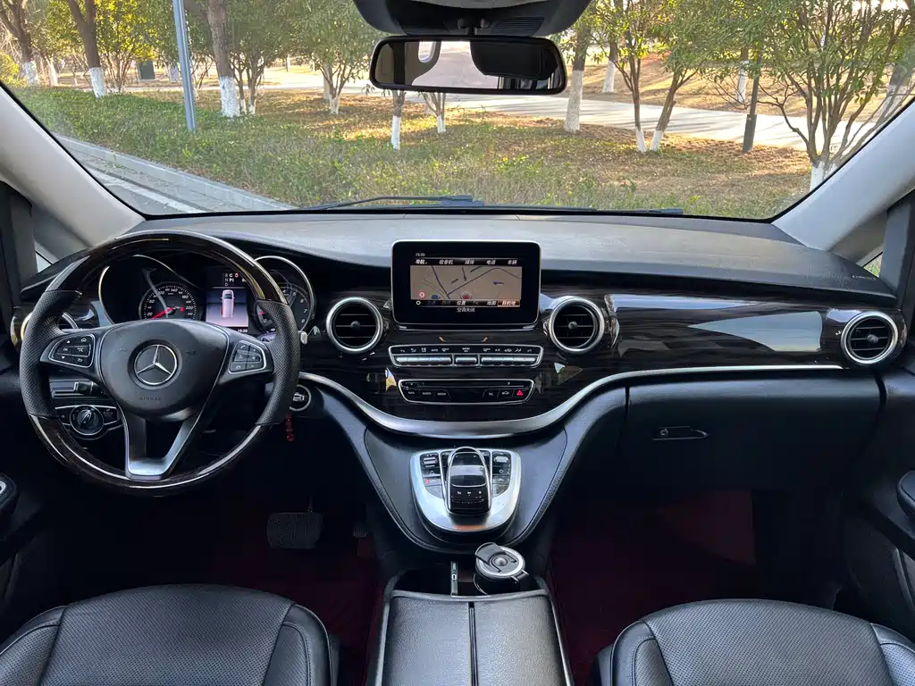 Mercedes-Benz V-Class 2019 — фото 11