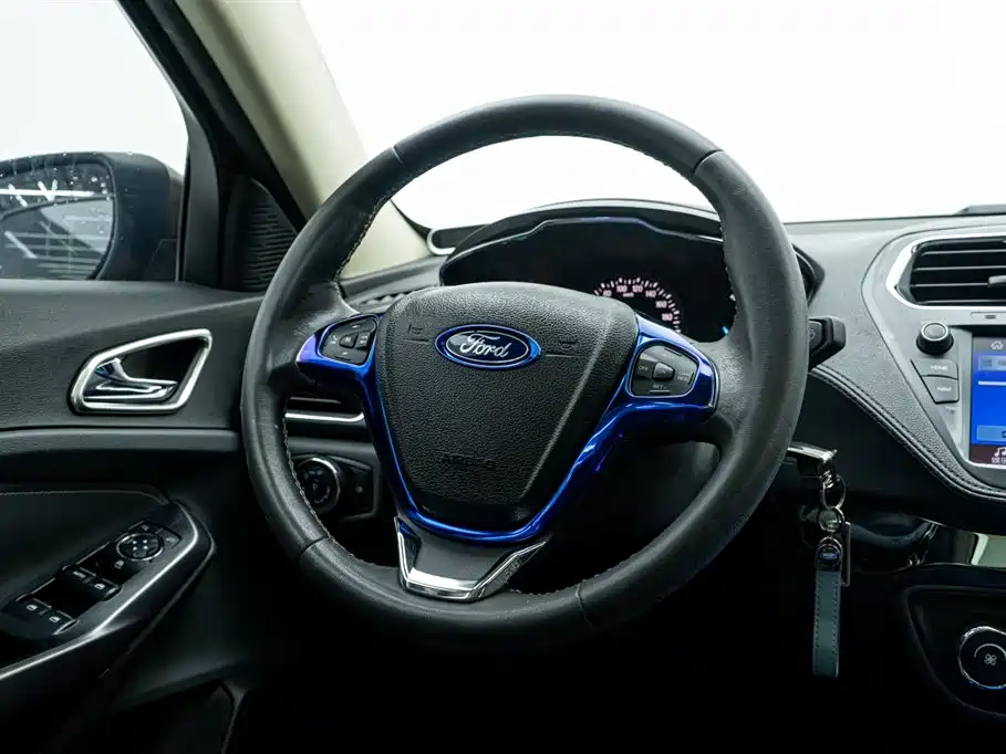 Ford Escort 2018 — фото 21