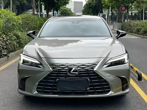Lexus ES 2025