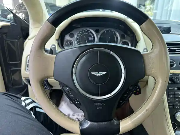 Aston Martin V8 Vantage 2010