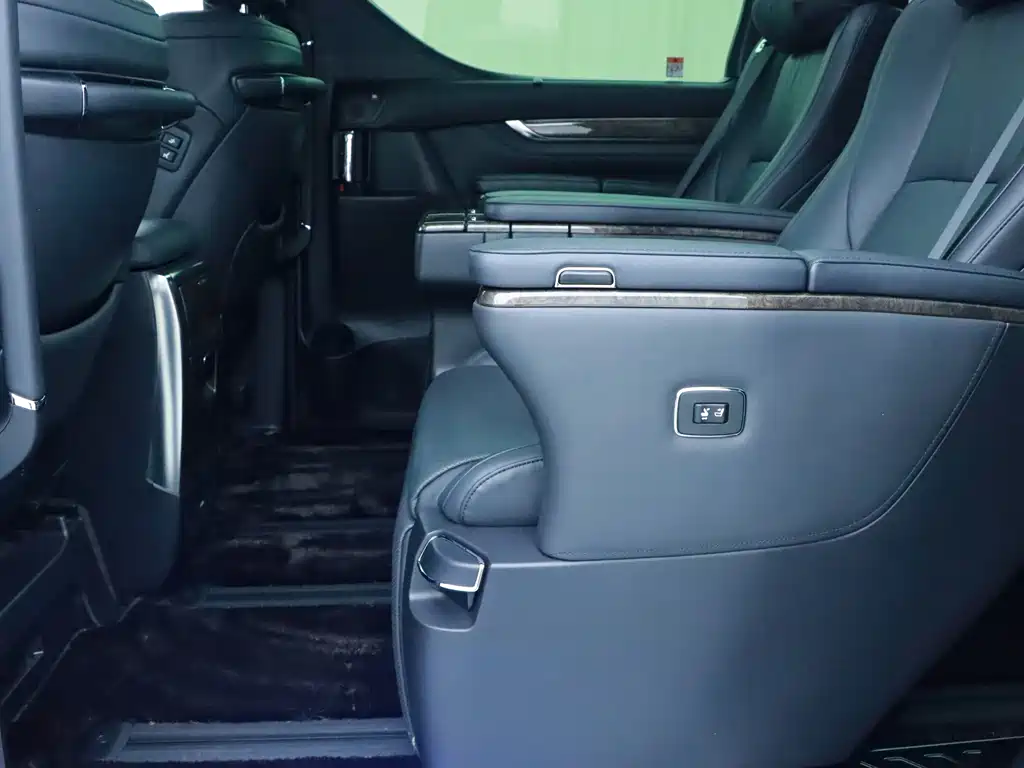 Toyota Alphard 2023 — фото 13
