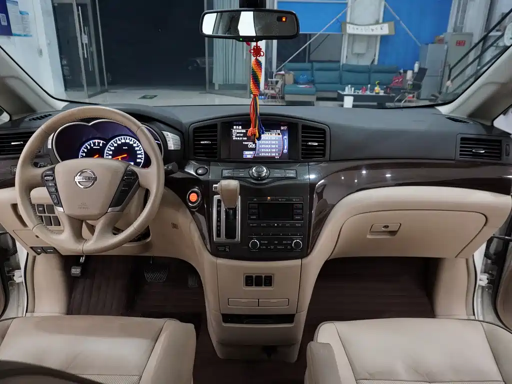 Nissan Quest 2016 — фото 10