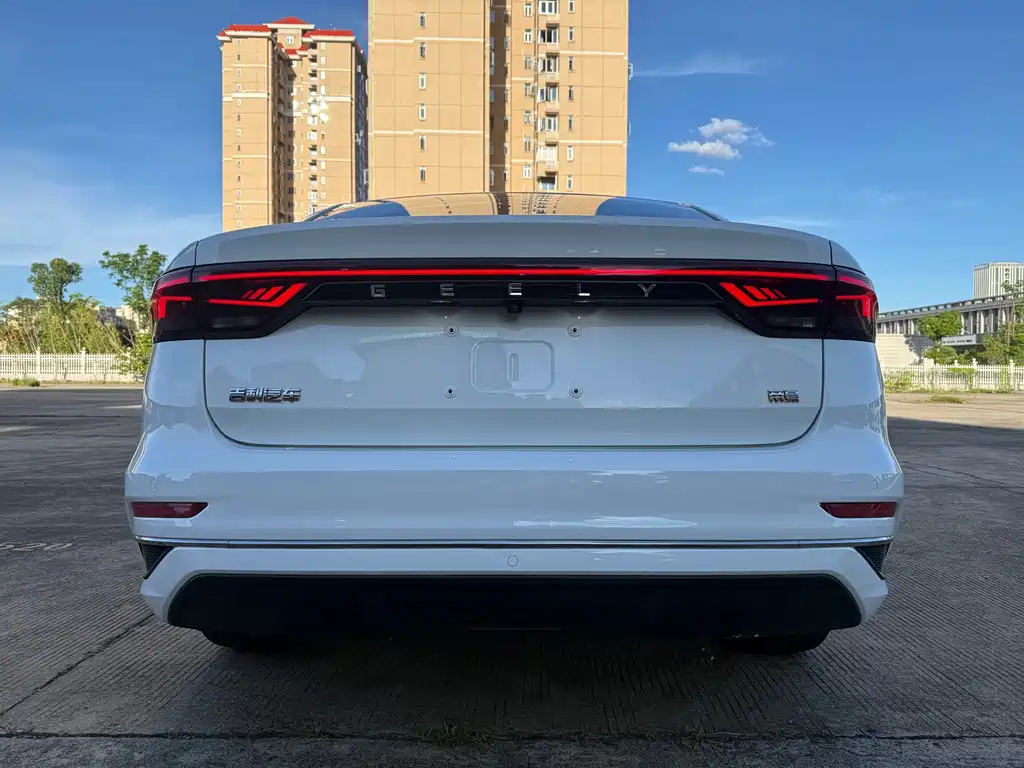 Geely Emgrand 2021