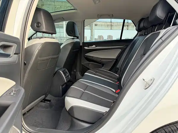 Volkswagen Golf 2025