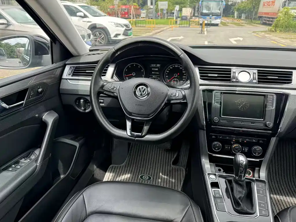 Volkswagen Passat 2017 — фото 11