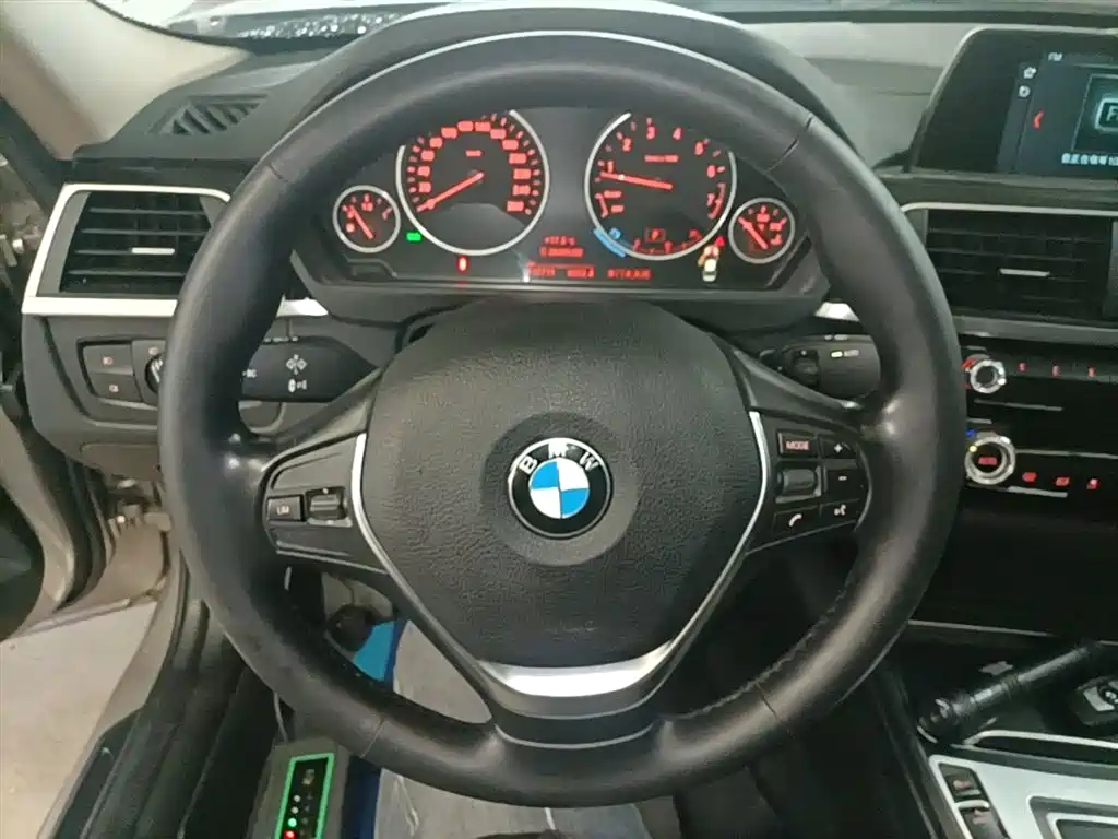 BMW 3 Series 2018 — фото 11