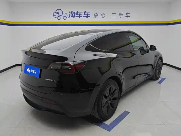 Tesla Model Y 2024