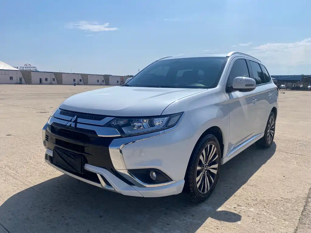 Mitsubishi Outlander 2022 — фото 1