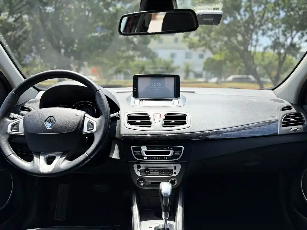 Renault Fluence 2015 — фото 15