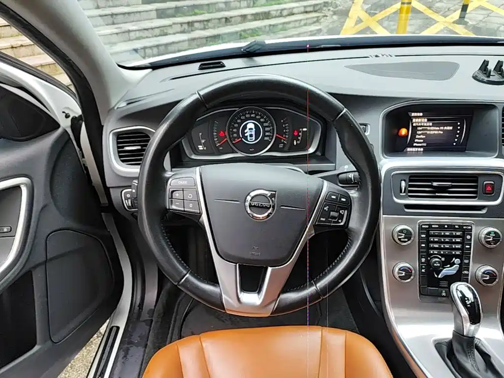 Volvo S60 2018 — фото 11