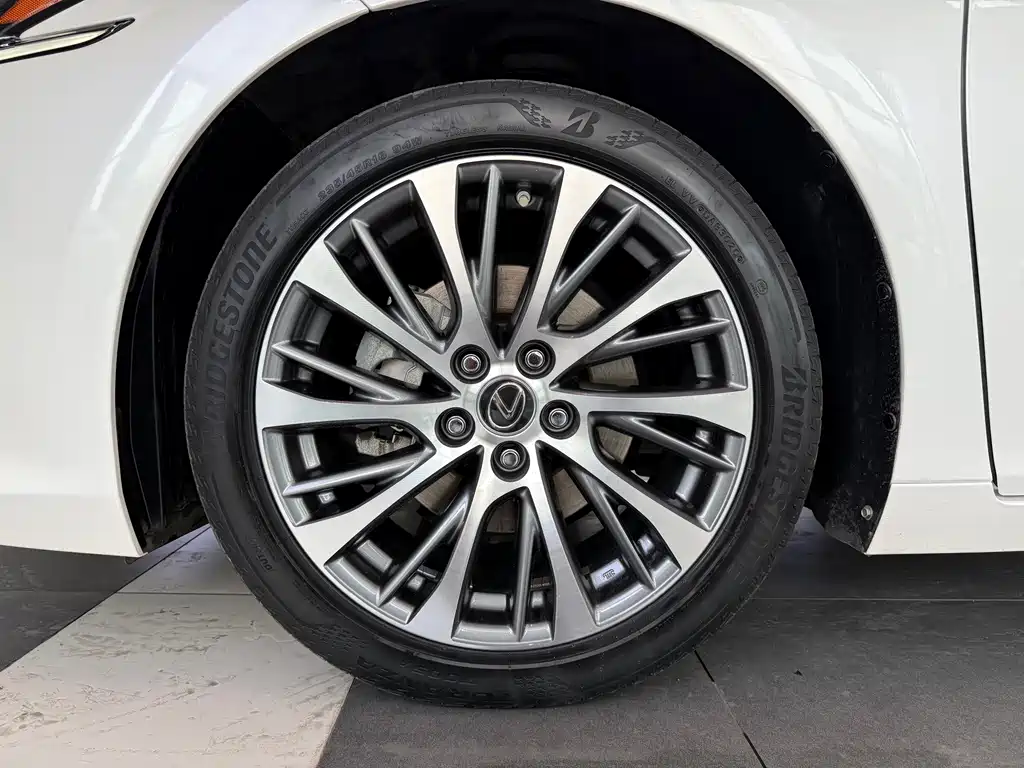 Lexus ES 2020 — фото 18