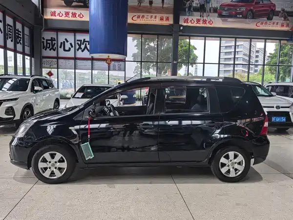 Nissan Livina 2012