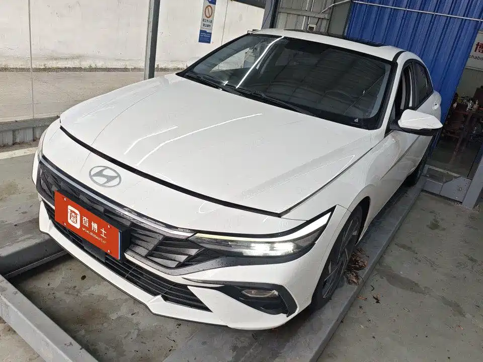 Hyundai Elantra 2023 — фото 1