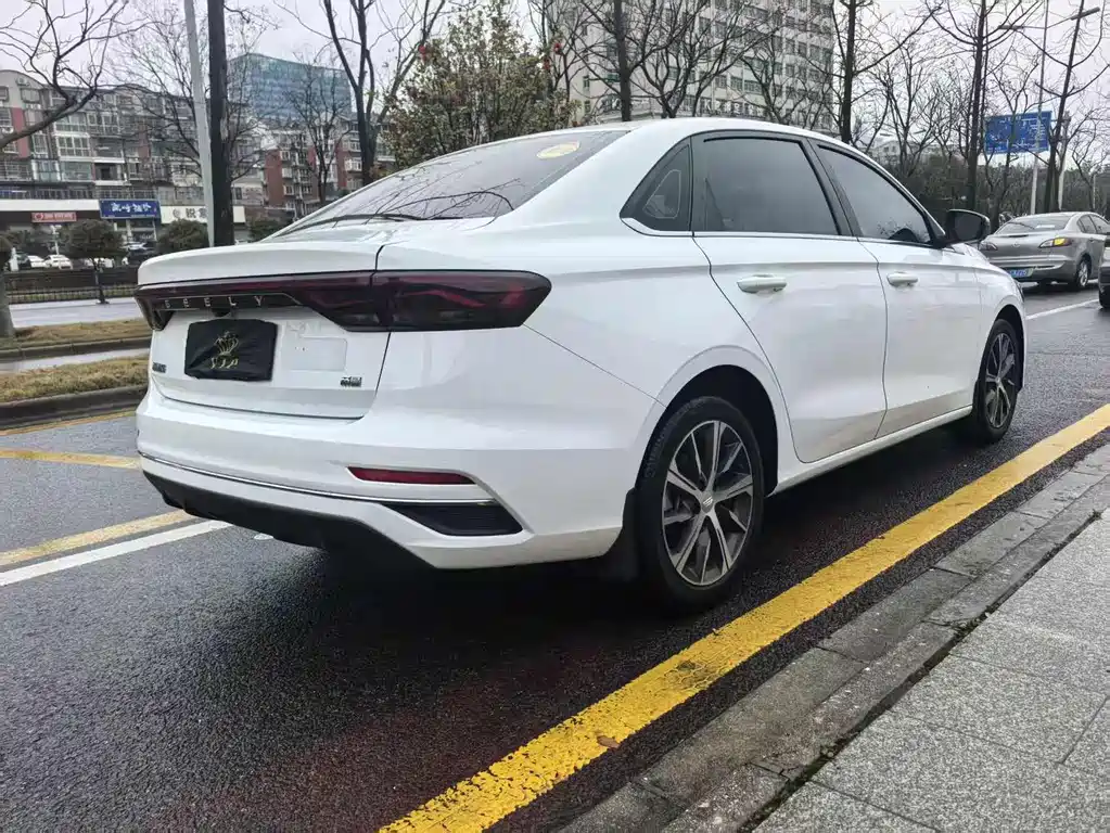 Geely Emgrand 2022