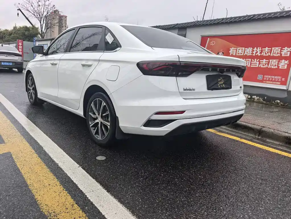 Geely Emgrand 2022