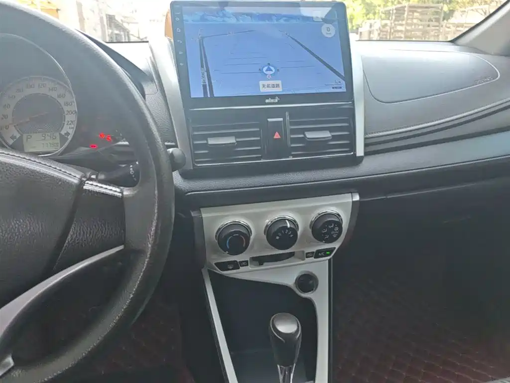 Toyota Yaris L 2015 — фото 9