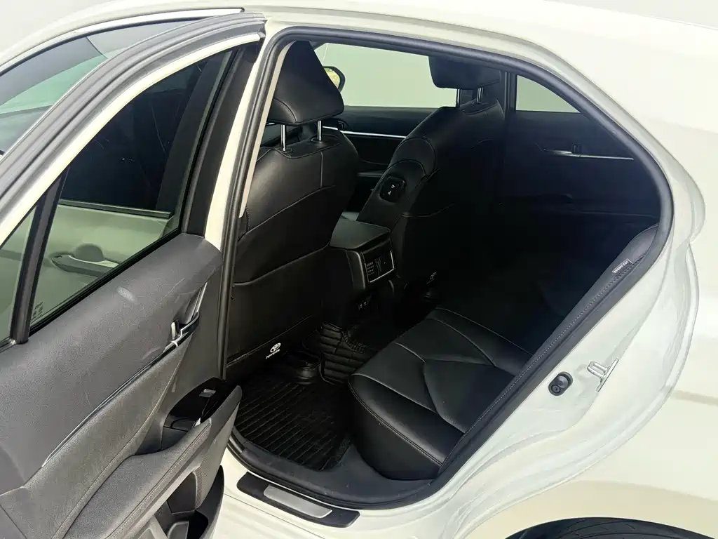 Toyota Camry 2023 — фото 14