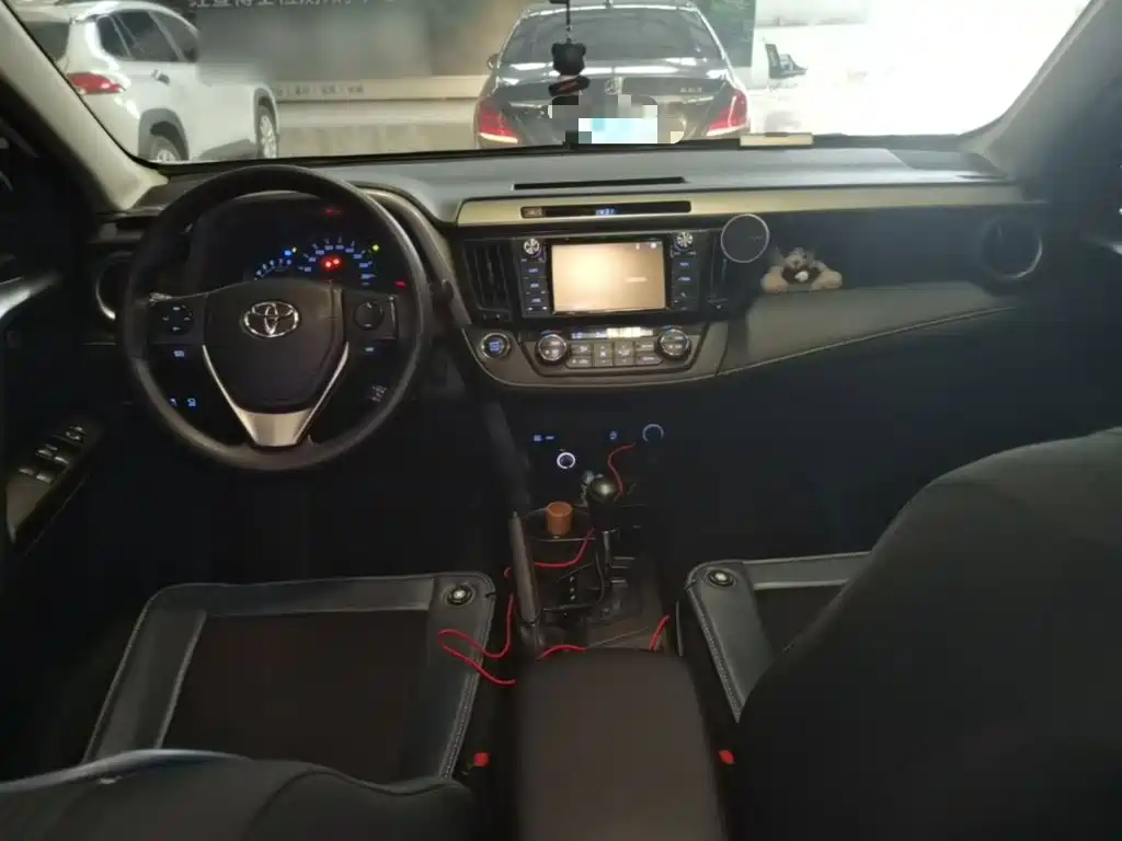 Toyota RAV4 2018 — фото 10