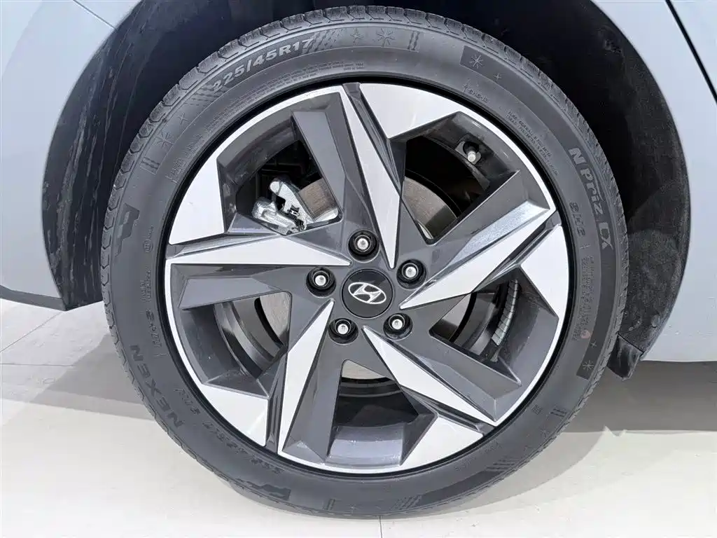 Hyundai Elantra 2023 — фото 14
