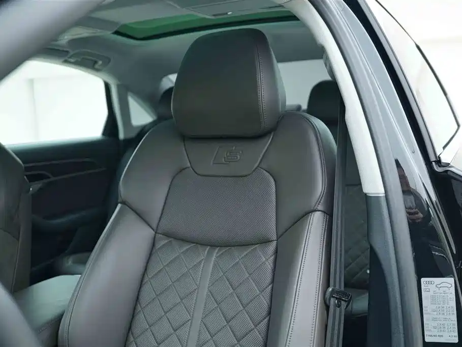 Audi A8 2021 — фото 14