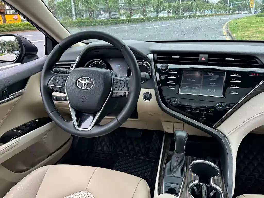 Toyota Camry 2018 — фото 10