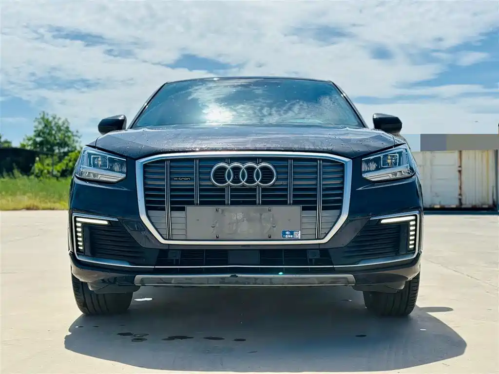 Audi Q2L e-tron 2021 — фото 2