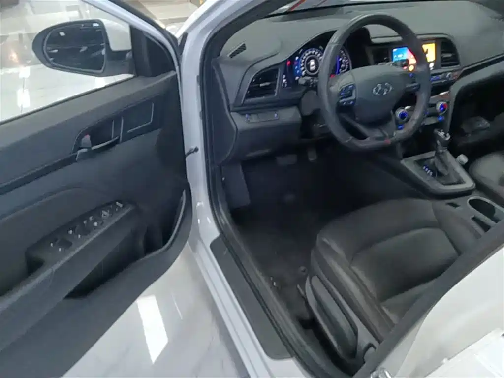 Hyundai Elantra 2019 — фото 16