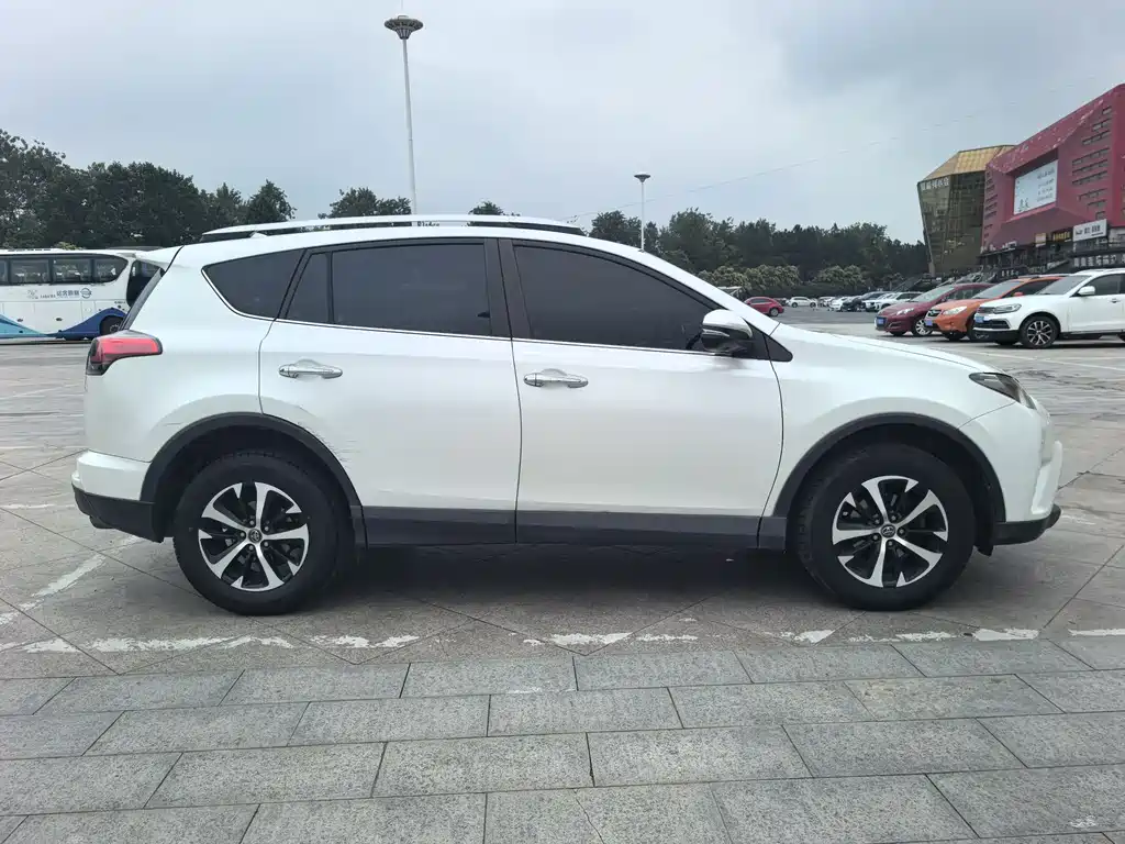 Toyota RAV4 2018 — фото 5