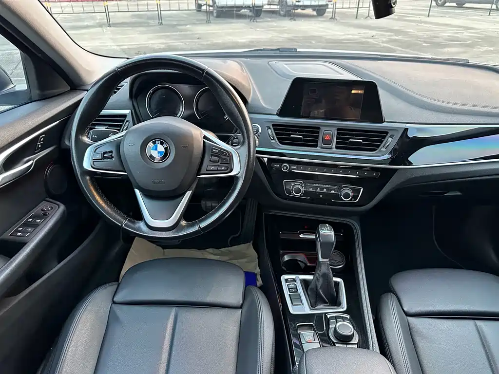 BMW 1 Series 2018 — фото 10